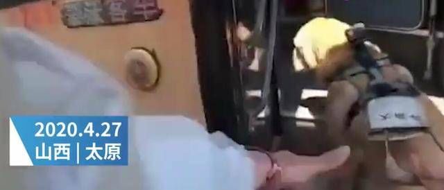 公交|“交警扮盲人带导盲犬乘车被拒”：曝光的不止无知，还有冷漠自私