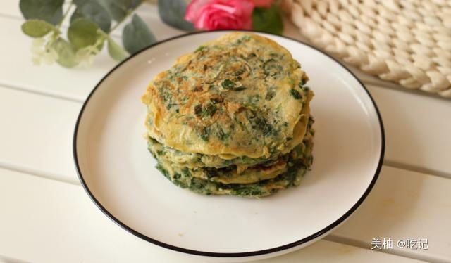  好吃|以后这种蔬菜叶子不要再扔了，用来煎饼，营养高，比鸡蛋饼好吃