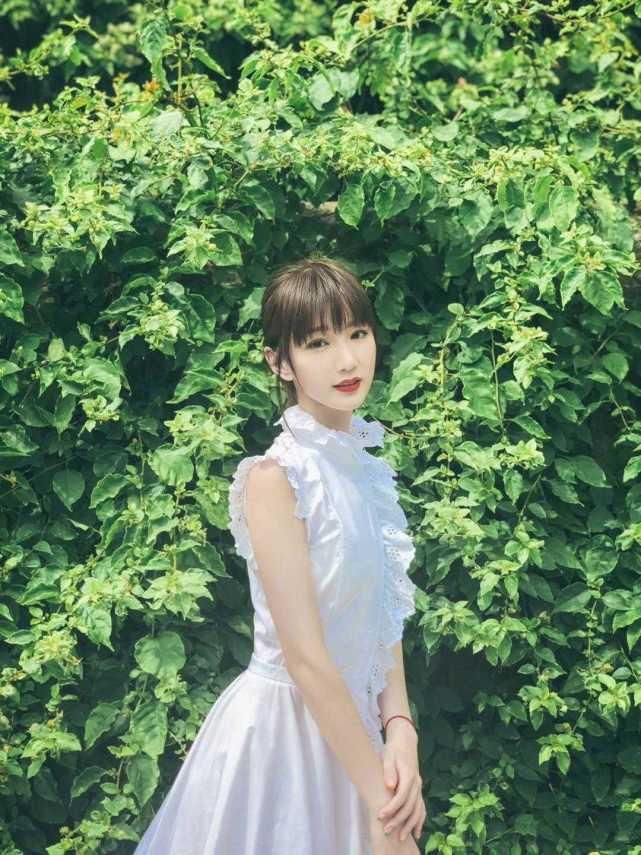 棕色|毛晓彤国外看秀气质升华了,穿棕色连衣裙配大背头,气场强大A爆