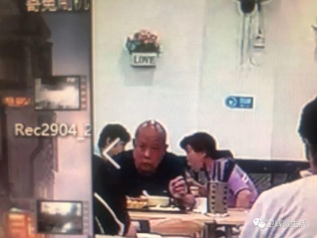  有人|黑衣服老丝儿，有人找你！