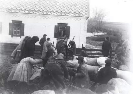  导致|八十年前的一场人祸， 当局政府剥削国民，导致四百万国民饿死