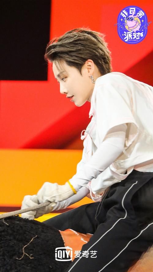  谢可寅|THE9迷惑行为大赏 刘雨昕尝试网兜套头谢可寅解锁倒骑牛