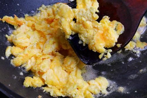  解馋|洋葱里加入4个鸡蛋，居然这么好吃，营养又解馋，比吃红烧肉还香