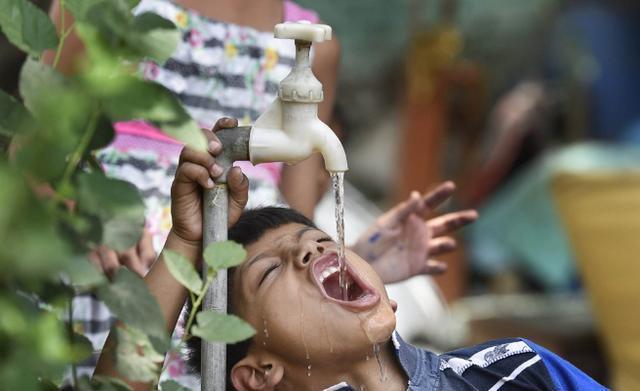 冰棍|印度人制作冰棍,恒河水加色素,就行了!网友:看得我肚子疼