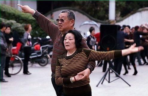 老人|两老人跳广场舞相恋欲结婚，大妈坚持房本上加大爷名字，儿子暴怒