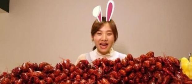 密子|密子君挑战吃“小龙虾山”,3小时清盘,看到账单,网友不淡定了