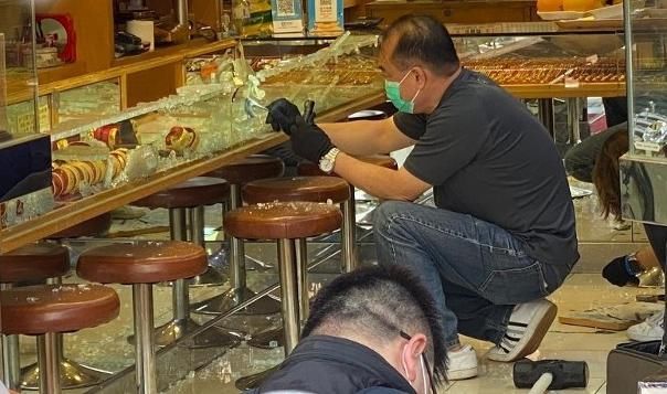  金店|刀锤双贼劫金店 掠走上百万元金饰