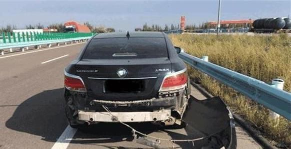  现场|马自达CX4在别克君上，现场拆除看缝隙，防撞梁是假的