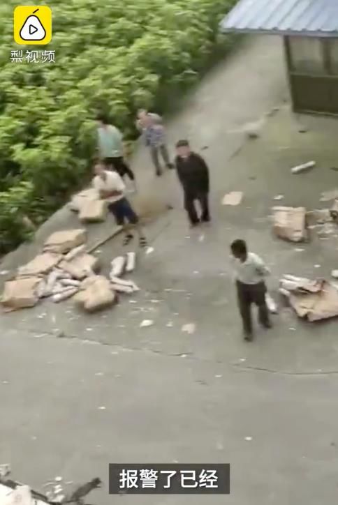  货物|遇车祸7吨猪肉遭村民哄抢，货主讲述事发细节