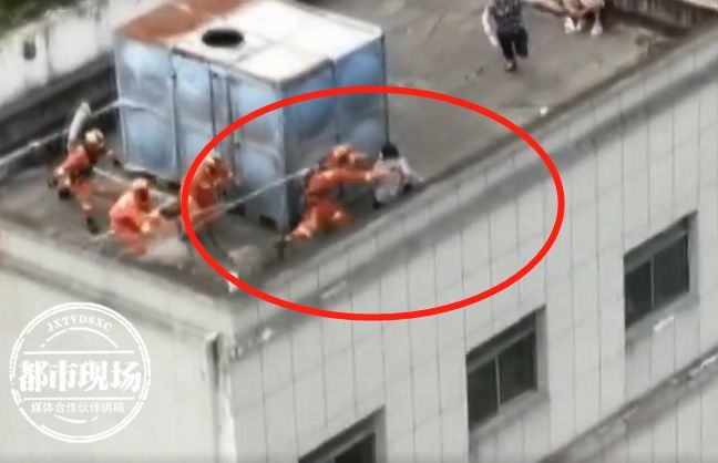 女子|年轻女子欲跳楼 瞬间反应下 被他一把抱了下来