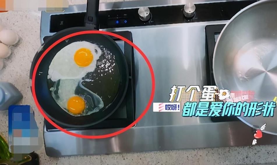  李湘|李湘下厨煎鸡蛋，看到锅里的油，观众：有钱人的家里就这样的吗