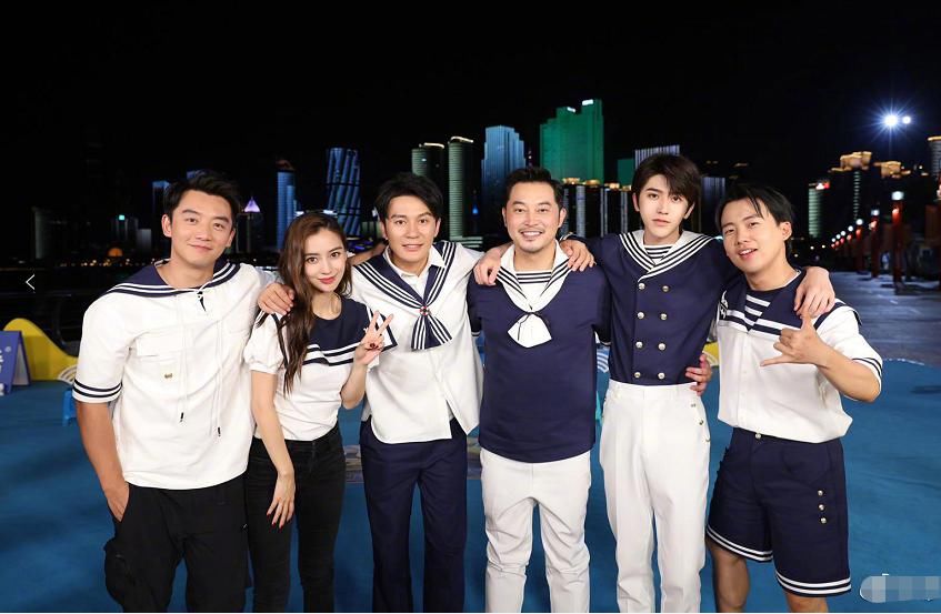  杀青|《奔跑吧》晒杀青合照，杨颖依旧是C位，蔡徐坤的位置却让人心疼