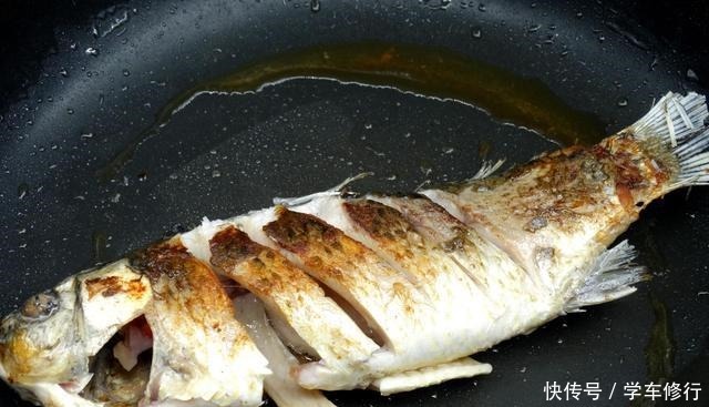 白色|煮鱼汤时,最忌直接加水炖,多加这一步,鱼汤奶白色特别鲜
