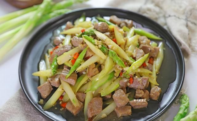  夏天|教你做芦笋炒牛排肉，好吃下饭的家常菜，新手一学就会，适合夏天