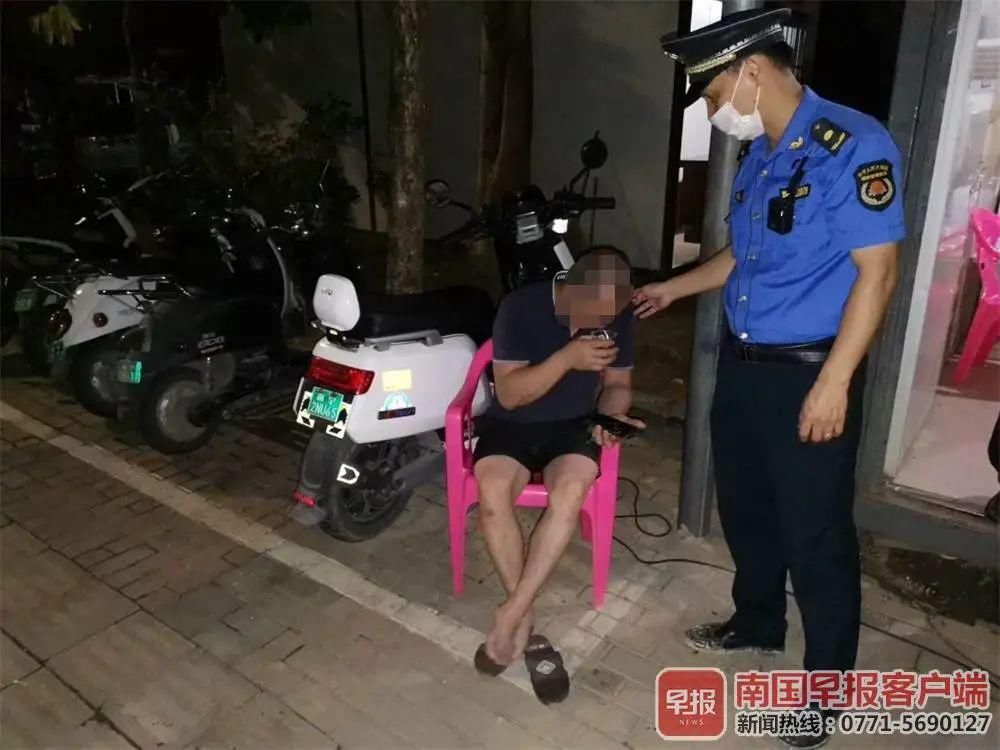  一旁|男子醉卧街头，手机扔一旁，幸亏有他们，财物都没丢！