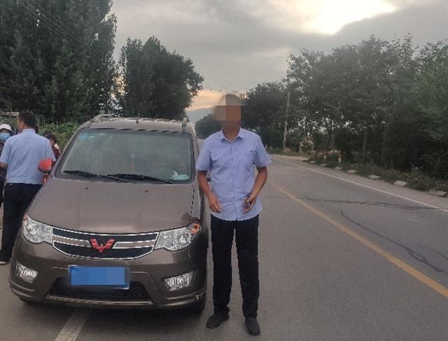  座车|面包车拆座位换马扎 7座车拉11人被查