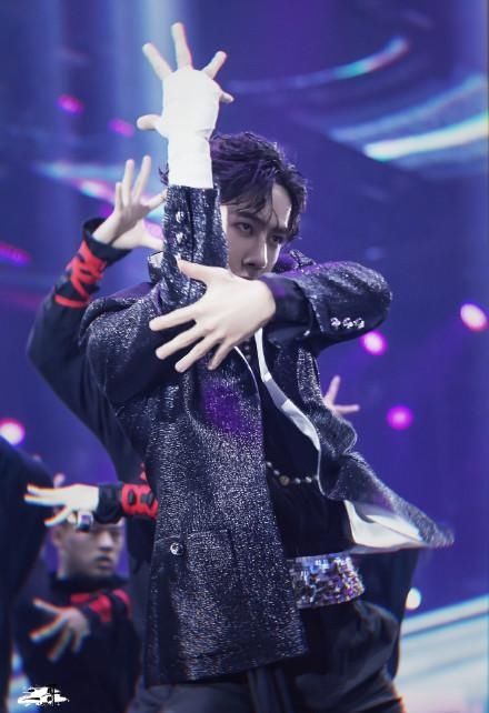  王一博|王一博浏阳录制《天天向上》，下水湿透好拼，太瘦小被助理比下去