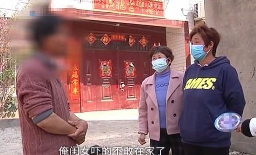  家门口|男子被分手想复合，天天上女孩家找人，还在她家门口撒纸钱