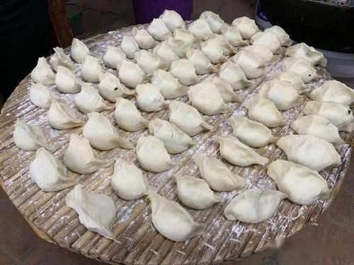  饺子|调饺子馅，一般是三放两不放，白菜猪肉馅的饺子是我们的最爱