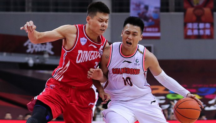 青岛队|易建联25+5受伤离场，广东轻取青岛进半决赛，胡明轩又被“教育”