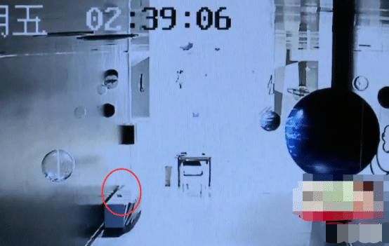 拿走|女子手机遗忘商场座椅，监控拍到保安拿走，保安：我没捡到就是没捡到