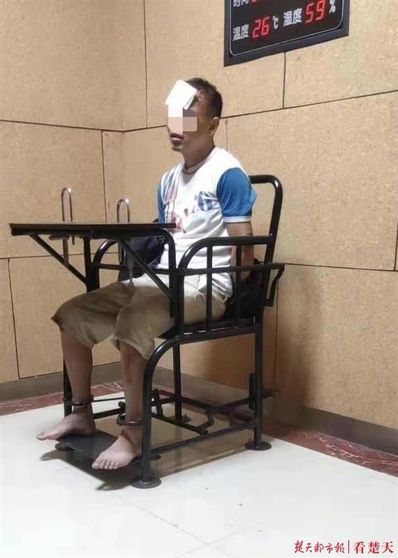 楚天都市报|湖南张家界一男子持刀行凶致4名学生受伤，嫌疑人已被抓获