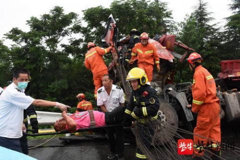  驾驶员|救援现场，年轻消防队员扛着重伤男子20分钟