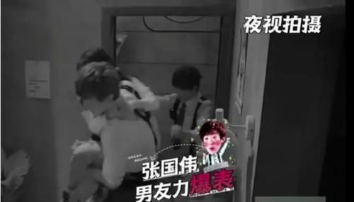  塑料瓶|跳高运动员退役后的生活略显心酸，塑料瓶充当花洒，生锈的水槽舍不得换