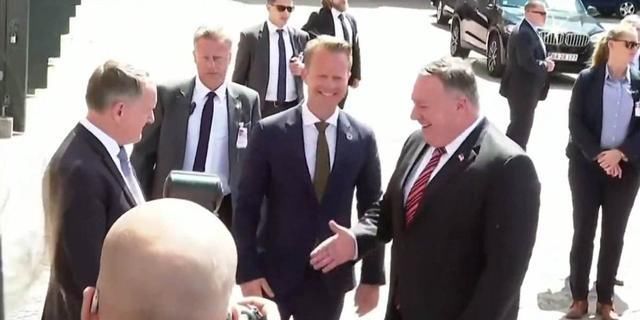  外交官|蓬佩奥出访欧洲，主动握手接二连三被拒，傻笑缓解气氛