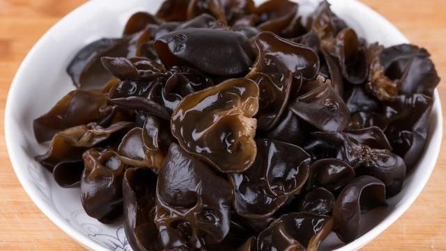 鲜嫩|炒木耳时,总是噼里啪啦响,大厨教你正确做法,鲜嫩又入味