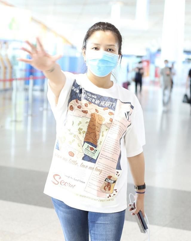 样就能让|何洁现在过的真自由,穿“儿童衫”出门太随便,身材也发福不少