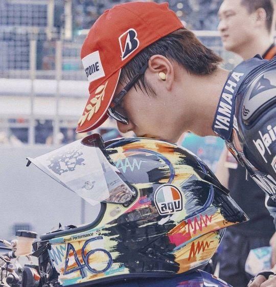  骑摩托车|王一博与韩东君提及辛酸过往，骑摩托出事，被甩出三四十米开外