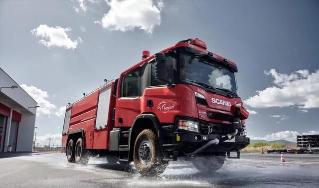  机场|500马力原厂双排 国内首辆斯堪尼亚P500 XT 6x6机场消防车底盘