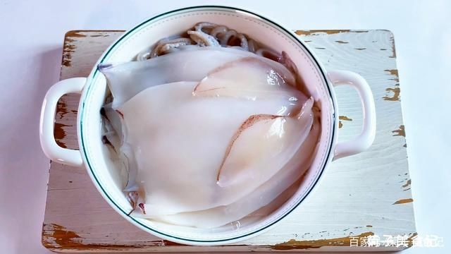 辣椒|炒鱿鱼如何做的脆爽开胃？注意焯水切花刀爆炒这三点，全家都爱吃