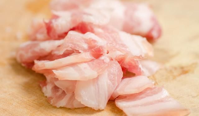 下锅|做青椒炒肉,别急着下锅,多这一步,炒出来的肉又鲜又嫩还入味