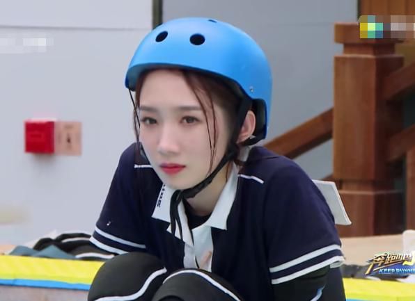  女生|孟美岐“生理期”还下水录跑男？当注意她坐下的姿势，女生看了都懂