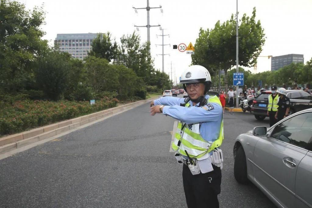  拥堵|让校门口的道路畅通起来