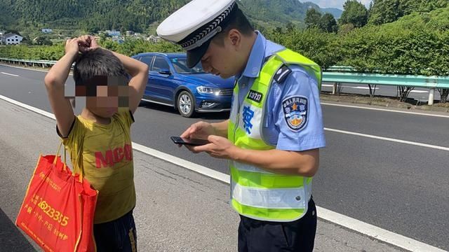  男孩|男孩高速暴走6小时，遇到交警时拖鞋都快磨没了……