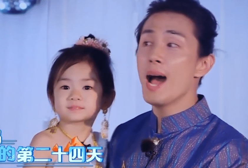 妈妈|李乐祺到底多像妈妈戚薇镜头特写母女脸蛋,全明白了