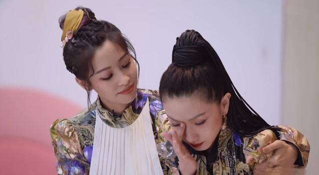  无所事事|《浪姐》万茜遭姐姐们孤立？站在一旁无所事事，内部投票太真实