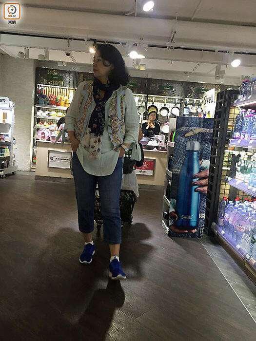 感觉|老了就不适合化浓妆,胡慧中装嫩完全认不出,不真实更不优雅!