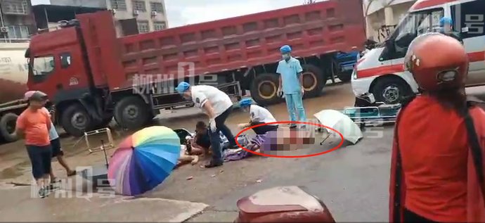 生命危险|最新!柳州一车祸致1死2伤,2个孩子当场失去母亲,女孩正在抢救,有生命危险