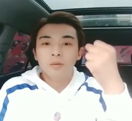 男子|因拿不出彩礼分手,男子车身被喷满红色油漆:咱是男人,咱不怪她