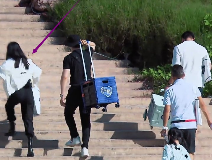  采购食材|赵丽颖上台阶累到走不动，有谁留意黄晓明做了啥？暴露真实情商素养