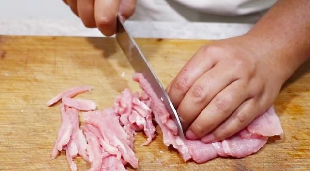  技巧|不管炒什么肉丝都不要直接下锅，教你2个小技巧，肉丝鲜嫩不粘锅