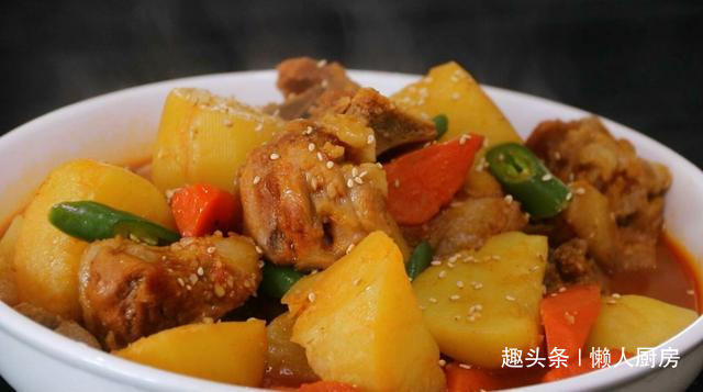 配上|想吃肉了，做了一道土豆炖排骨，配上韩式辣酱，太下饭了