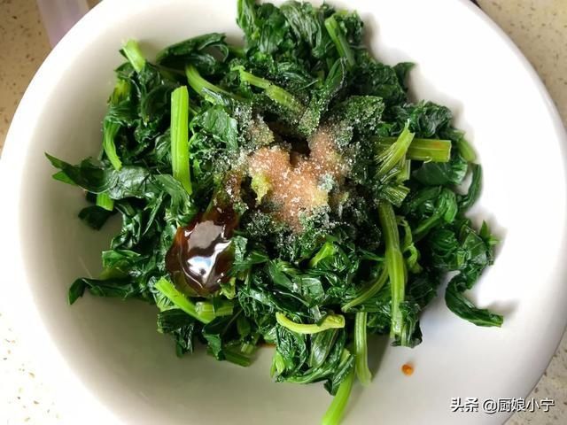  爽口|芹菜的叶子不要再扔了，教你做爽口小菜，刮油祛火，比芹菜还好吃