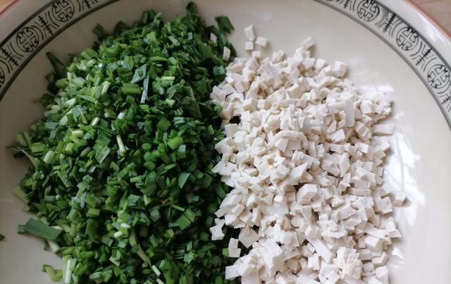 韭菜|扁豆这样吃太美味了，搭配韭菜和豆腐，炸一盘香喷喷的扁豆盒子