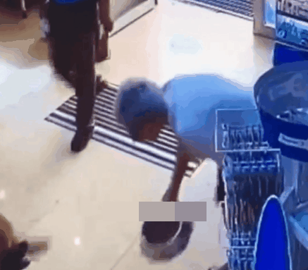 前爪受伤|受伤的狗狗自己跑到药店寻求帮助，在地上翻滚着感谢医生