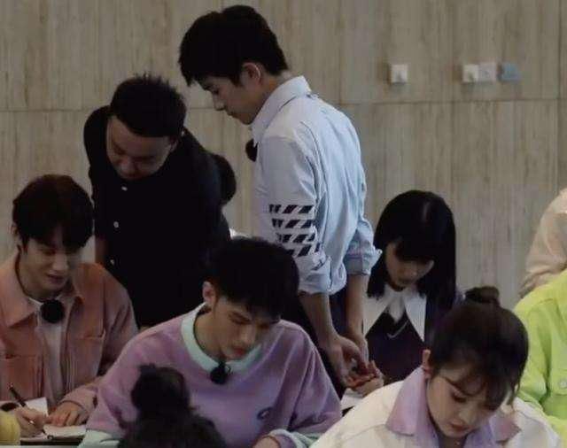  华彩|易烊千玺监考《华彩少年》笔试，你觉得被他监考是怎样的体验？